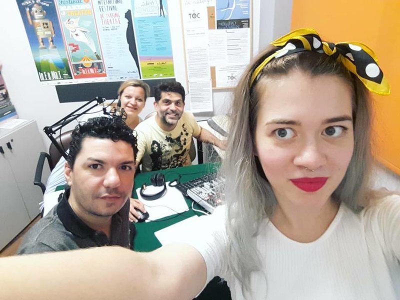 Σε ραδιοφωνική συνέντευξη στο TOC-Radio για την παράσταση στο Από Μηχανής Θέατρο. Φωτογραφία: Efi Karagiannopoulou/Facebook