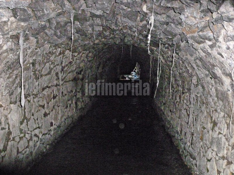 Υπόγεια στοά του παλιού δικτύου υπονόμων στο Μεταξουργείο