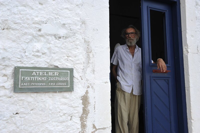 Κάποιες φορές επιστρέφει γι αλίγο στην πατρίδα του την Ηπειρο και μετά ξανά πίσω στο νησί