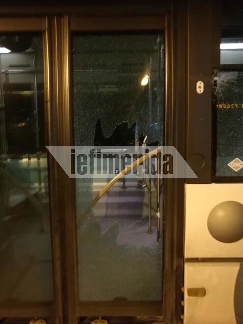 Ούτε οι πόρτες δεν έμειναν όρθιες από τις επιθέσεις
