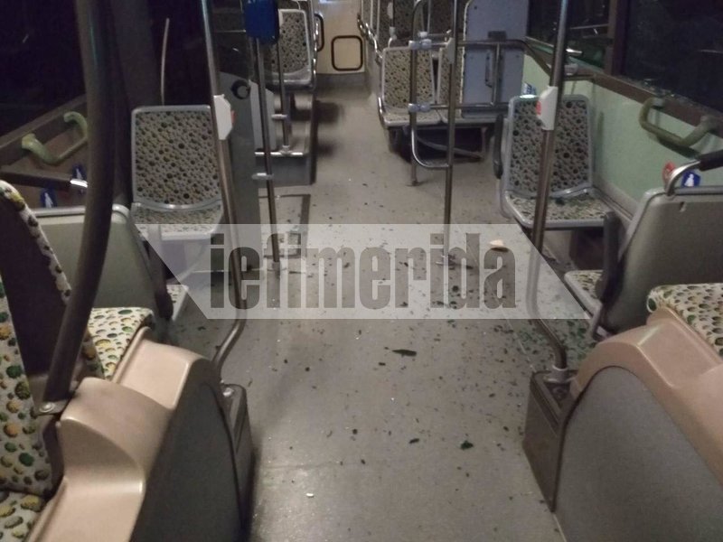Σπασμένα τζάμια και γυαλιά στο πάτωμα του λεωφορείου