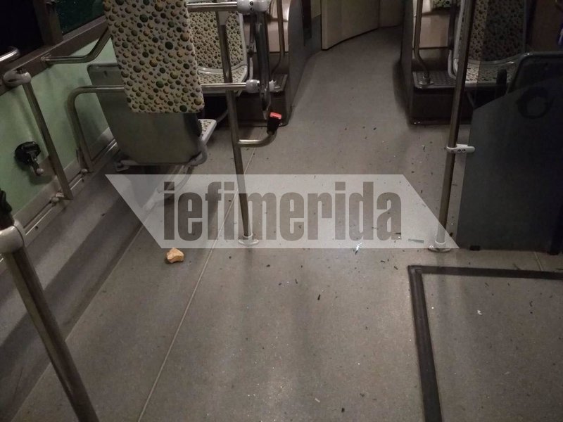Πέτρα μέσα στο λεωφορείο μετά από επίθεση αγνώστων