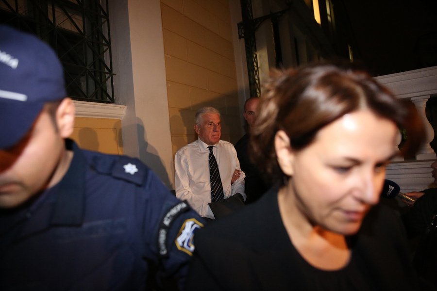Ο Γιάννος Παπαντωνίου με χειροπέδες και η σύζυγός του βγαίνουν από τον ανακριτή με χειροπέδες -Φωτογραφία: ΑΠΕ-ΜΠΕ/ΟΡΕΣΤΗΣ ΠΑΝΑΓΙΩΤΟΥ