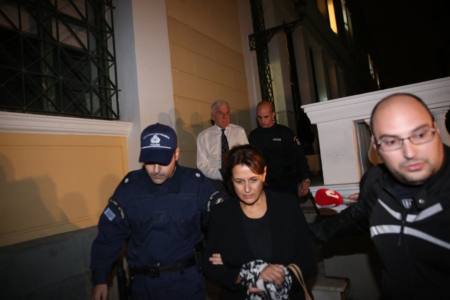 Ο Γιάννος Παπαντωνίου (K-ΠΙΣΩ) και η σύζυγος του Σταυρούλα Κουράκου (Δ) εξέρχονται από τα Δικαστήρια της Ευελπίδων με χειροπέδες -Φωτογραφία: ΑΠΕ-ΜΠΕ/ΟΡΕΣΤΗΣ ΠΑΝΑΓΙΩΤΟΥ