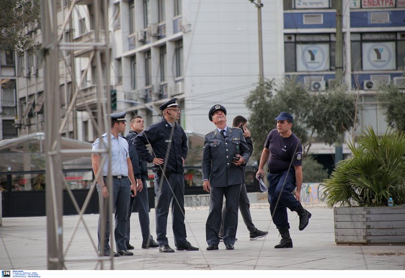 Αστυνομικοί περιμένουν με αγωνία την ασφαλή λήξη της επιχείρησης