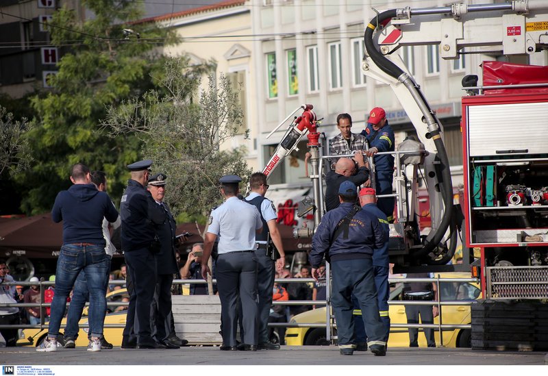 Η στιγμή που ο άνδρας φτάνει στο έδαφος με ασφάλεια -Φωτογραφία: Intimenews/ΣΤΕΦΑΝΟΥ ΣΤΕΛΙΟΣ