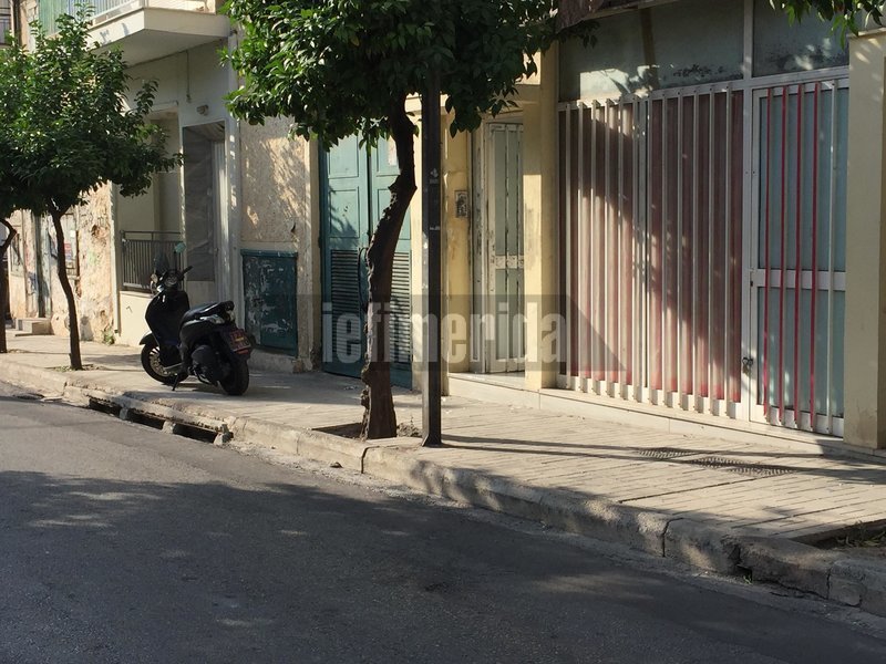 Κάτοικος της περιοχής ενημέρωσε τα ξημερώματα της Πέμπτης την αστυνομία ότι άκουγε φωνές από διαμέρισμα και έναν άνθρωπο να καλεί σε βοήθεια. Στο σημείο έσπευσαν αστυνομικοί της ομάδας ΔΙΑΣ, που δέχθηκαν επίθεση από τους έξι Πακιστανούς.