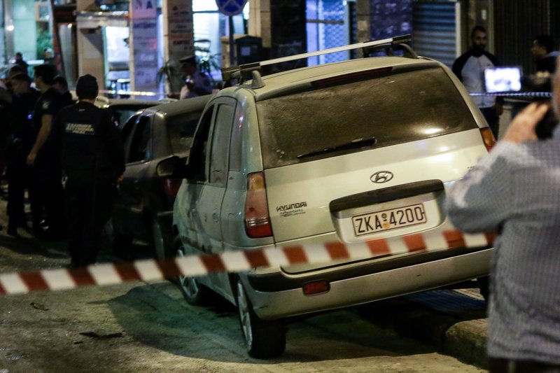 Από την επίθεση κάηκαν και 5 ΙΧ -Φωτογραφία: EUROKINISSI/ΓΙΑΝΝΗΣ ΠΑΝΑΓΟΠΟΥΛΟΣ
