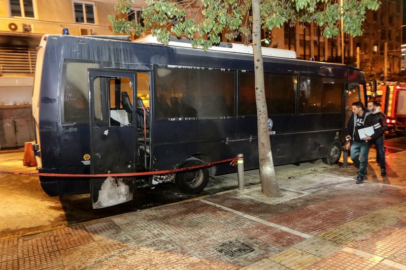 Αρχικά, οι δράστες, έριξαν μολότοφ σε ένα βαν της Διεύθυνσης Αστυνομίας, που ήταν σταθμευμένο στη συμβολή της Γ΄ Σεπτεμβρίου με την Βερανζέρου