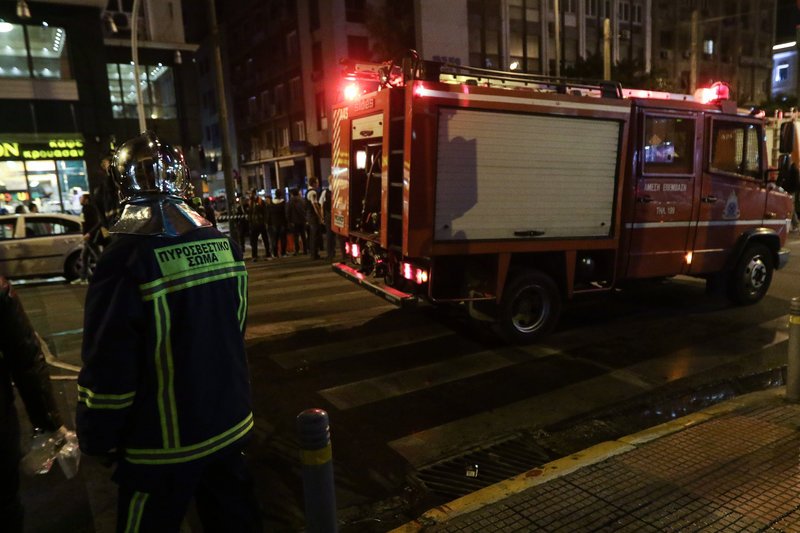Περίπου 50-70 άτομα επιτέθηκαν από διάφορες κατευθύνσεις στο Α.Τ. Ομονοίας, πετώντας πολλές βόμβες μολότοφ και πέτρες