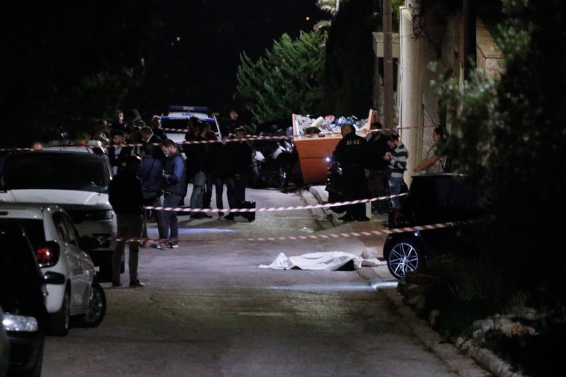 Ο άνδρας έχει δεχθεί τουλάχιστον τρεις σφαίρες μέσα στο αυτοκίνητό του, επιχείρησε να βγει τραυματισμένος και οι δράστες τον πυροβόλησαν ξανά (EUROKINISSI/ ΓΙΩΡΓΟΣ ΚΟΝΤΑΡΙΝΗΣ)