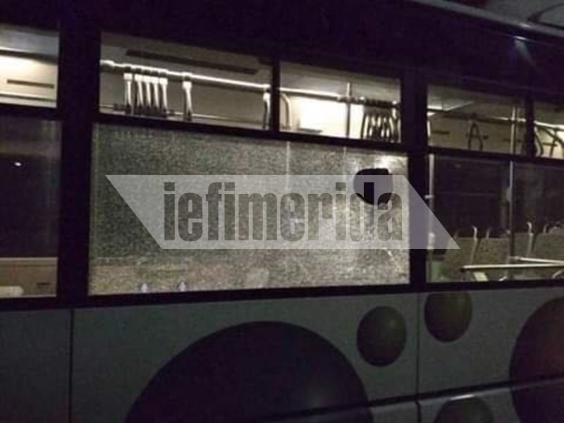 Διαλυμένα από πέτρες τζάμια στο λεωφορείο