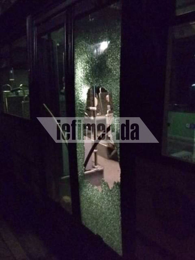 Από τύχη τα θραύσματα των τζαμιών και οι πέτρες δεν έχουν χτυπήσει κάποιον εκ των επιβαινόντων