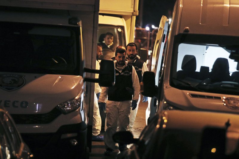 Το κλιμάκιο της τουρκικής αστυνομίας πήρε δείγματα και από τον κήπο του προξενείου, όπου πιστεύεται ότι μπορεί να τάφηκε η διαμελισμένη σορός του Κασόγκι (Φωτογραφία: ΑΡ)