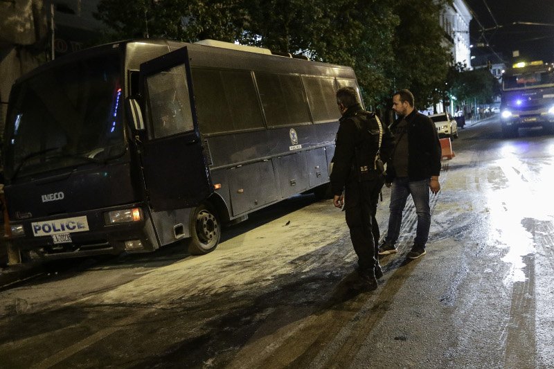 Η κλούβα των ΜΑΤ που επίσης έγινε στόχος της επίθεσης