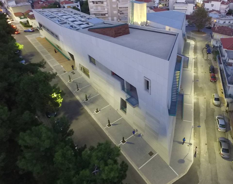 Το νέο κτιριακό συγκρότημα της Δημοτικής Βιβλιοθήκης και του Μουσείου Βιβλιοθήκης Κοζάνης δίνει στέγη τόσο στα παλαίτυπα «Μετά τα Φυσικά» και «Περί ζώων ιστορίας» του Αριστοτέλη (εκτύπωση 1497), στη «Χάρτα του Ρήγα» (εκτύπωση 1796-97), στον Παγκόσμιο χάρτη του Άνθιμου Γαζή (1800), στην πρώτη ελληνική εφημερίδα των αδελφών Μαρκίδων Πούλιου («Εφημερίς» 1790-1797) όσο και σε 120.000 χειρόγραφα, κώδικες, χάρτες, φυλλάδια και βιβλία