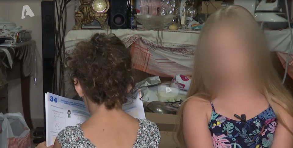 Σήμερα η ίδια καλείται να πληρώνει πρόστιμο 500 ευρώ στον γείτονα μετά από δικαστική απόφαση για κάθε φορά που τα δύο της κορίτσια κάνουν φασαρία στο σπίτι