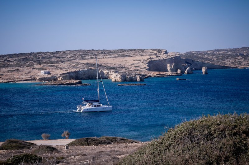 Αρκούν περίπου δύο ώρες για να περπατήσεις όλο το νησί και να επιστρέψεις
