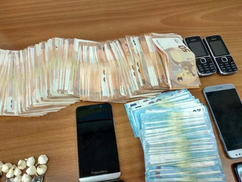 Κατασχέθηκαν και χρηματικά ποσά σε ευρώ, λεκ και δολάρια