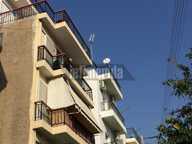 Ο αστυνομικός μεταφέρθηκε στο νοσοκομείο προκειμένου να του παρασχεθούν οι πρώτες βοήθειες.