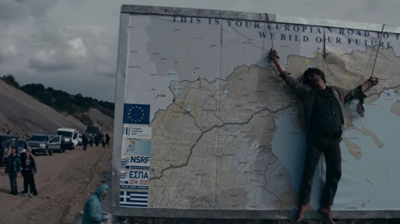 Η σκηνή της ταινίας όπου ο πρωταγωνιστής σταυρώνεται στα σύνορα πάνω στον χάρτη της «Μακεδονίας»
