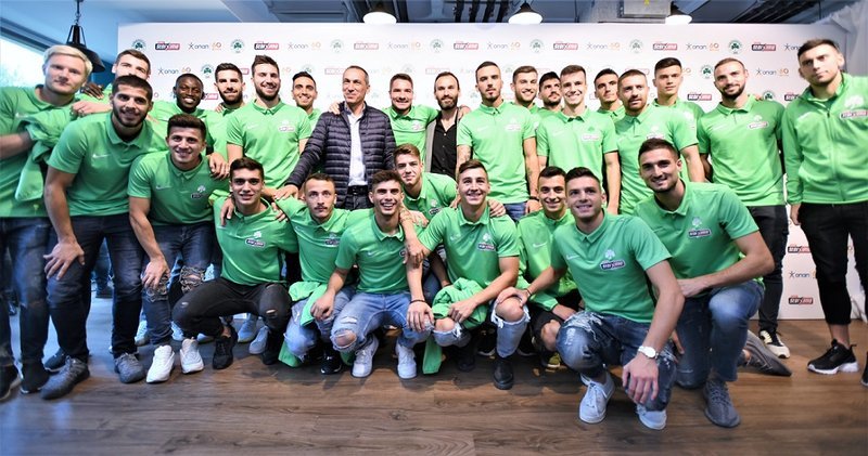 Oι παίκτες ΠΑΕ Παναθηναϊκός με τον Γιώργο Δώνη – Προπονητής ΠΑΕ Παναθηναϊκός και Νίκος Νταμπίζας – Τεχνικός Διευθυντής ΠΑΕ Παναθηναϊκός
