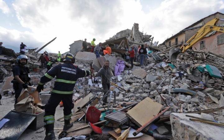 Ανείπωτη τραγωδία στην Ιταλία – Ξεπέρασαν τους 120 οι νεκροί από τον σεισμό, χωριά «εξαφανίστηκαν» | iefimerida.gr 1
