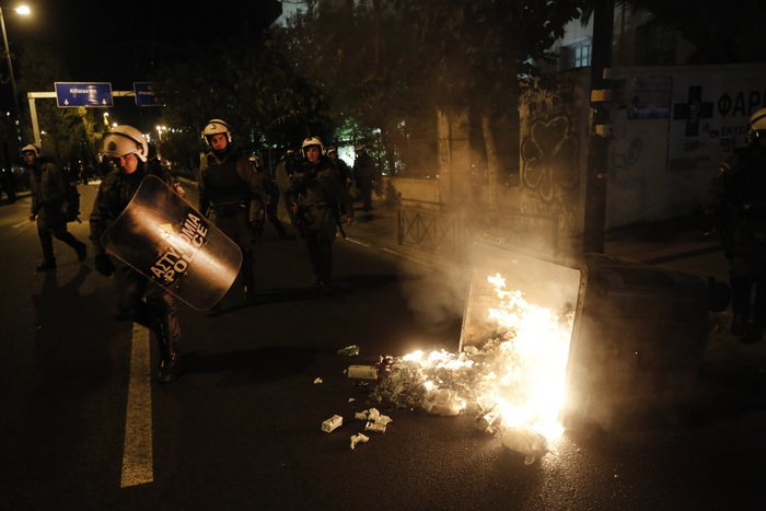Επέτειος με τραυματίες, ξύλο και δακρυγόνα | iefimerida.gr 10