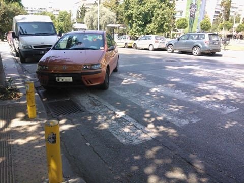 Στη Θεσσαλονίκη οι οδηγοί παρκάρουν... όπου βρουν -Οι εικόνες που έγιναν viral | iefimerida.gr 2