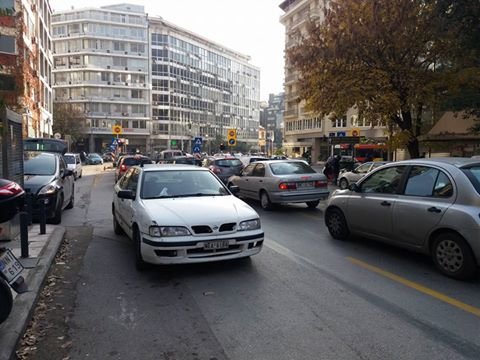Στη Θεσσαλονίκη οι οδηγοί παρκάρουν... όπου βρουν -Οι εικόνες που έγιναν viral | iefimerida.gr 4
