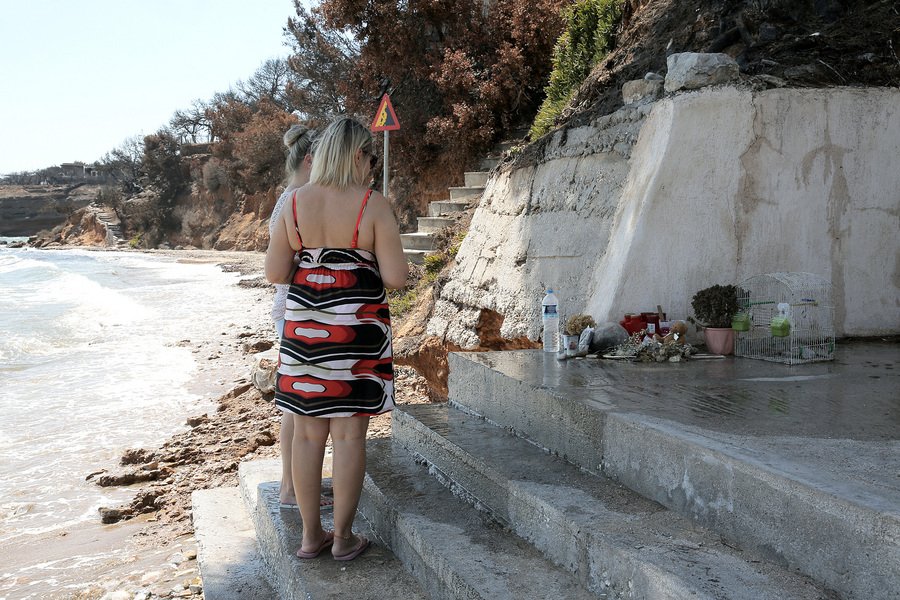 Λίγα λουλούδια στη μνήμη των νεκρών στο Μάτι