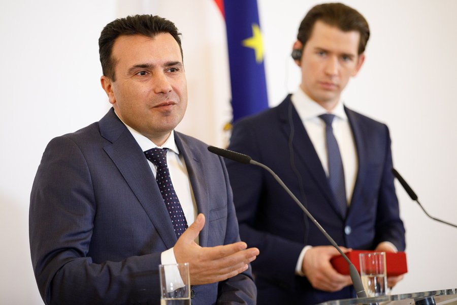 Ο Ζόραν Ζάεφ κάνει δηλώσεις με τον Καγκελάριο της Αυστρίας Σεμπάστιαν Κούρτς-Φωτογραφία: EPA/FLORIAN WIESER