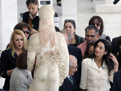 Aπογοήτευση: Μια συνέντευξη με ευχές αλλά χωρίς νέα για τα Γλυπτά –Η ερώτηση για τον Τζορτζ που έφερε σε αμηχανία την Αμάλ Κλούνεϊ | iefimerida.gr 1