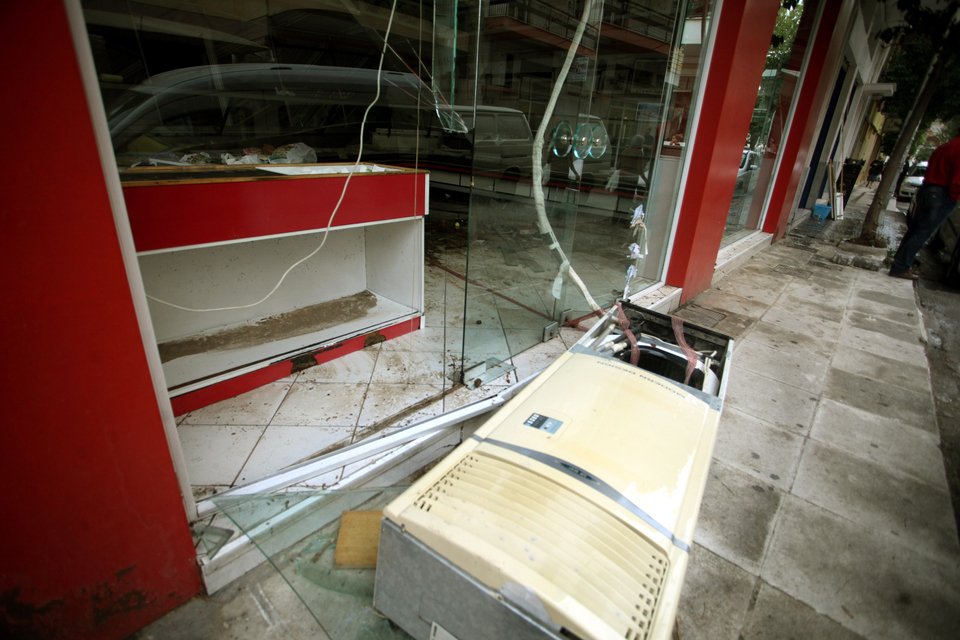 Μέσα στο πάρκινγκ του σούπερ μάρκετ που πλημμύρισε -Εικόνες βιβλικής καταστροφής στην Αττική | iefimerida.gr 12