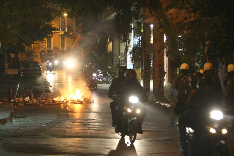 Επέτειος με τραυματίες, ξύλο και δακρυγόνα | iefimerida.gr 13