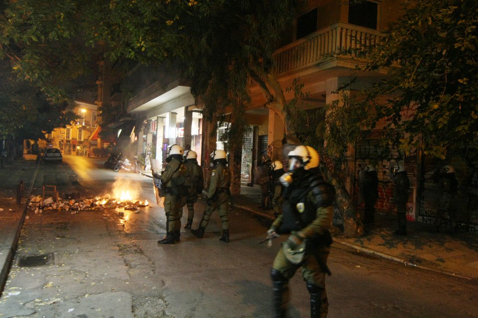 Επέτειος με τραυματίες, ξύλο και δακρυγόνα | iefimerida.gr 11