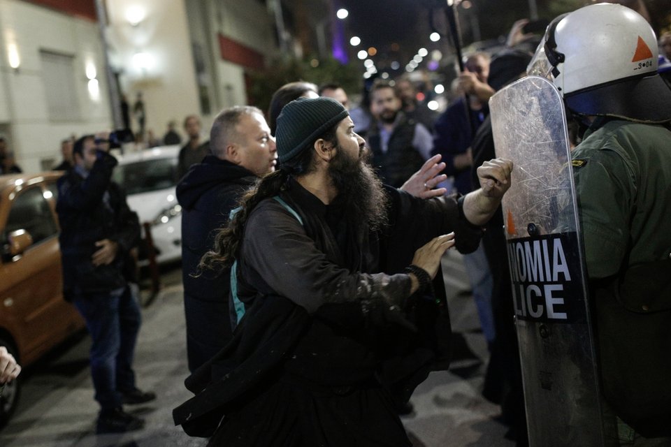 Θεσσαλονίκη: Τρεις συλλήψεις για τα επεισόδια στην παράσταση «Η ώρα του Διαβόλου» | iefimerida.gr 1