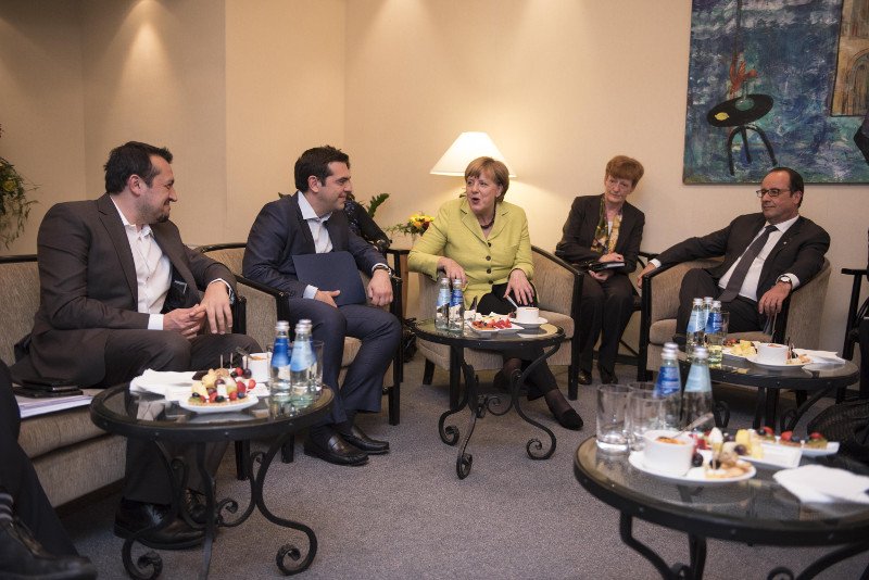 Η «μακρά νύχτα» του Αλέξη Τσίπρα: Τι συζήτησε με Μέρκελ και Ολάντ | iefimerida.gr 0