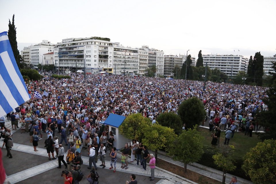 Thousands rally in Athens for Greece to stay in Europe | iefimerida.gr 7