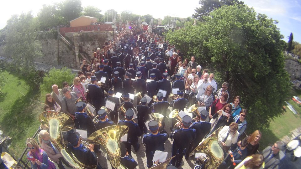 Κέρκυρα: Βουλιάζει το νησί από τουρίστες-Μιλούν για εικόνες εποχής προ μνημονίου | iefimerida.gr 1