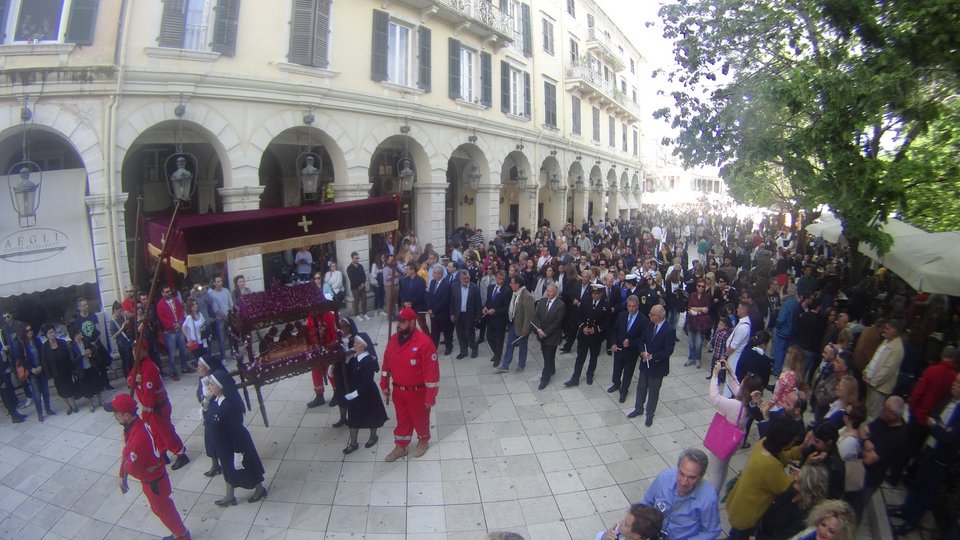 Κέρκυρα: Βουλιάζει το νησί από τουρίστες-Μιλούν για εικόνες εποχής προ μνημονίου | iefimerida.gr 0