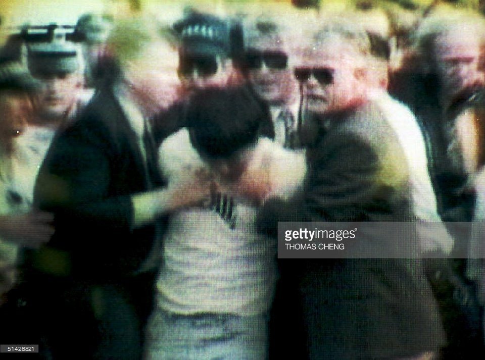 Σαν Σήμερα -1996: Ο δήμαρχος της Καλύμνου υψώνει την ελληνική σημαία στα Ιμια | iefimerida.gr 6