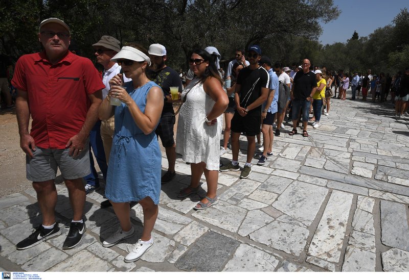 Πλήθος από όλο τον κόσμο θέλει να δει από κοντά τον ιερό Βράχο