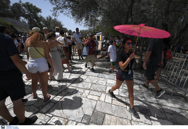 Στην ουρά για να προλάβουν να μπουν στην Ακρόπολη