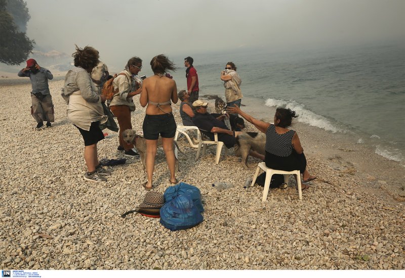 Οι κάτοικοι της Κινέτας αναζήτησαν ασφάλεια στην παραλία.