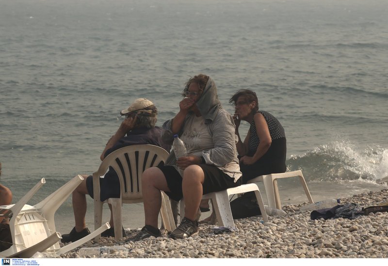 Αποπνικτική ατμόσφαιρα και στην παραλία της Κινέτας