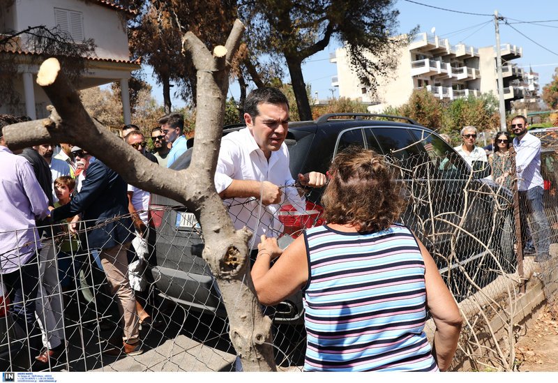 Ο Αλέξης Τσίπρας στη βόλτα του συνομίλησε με πυρόπληκτους κατοίκους