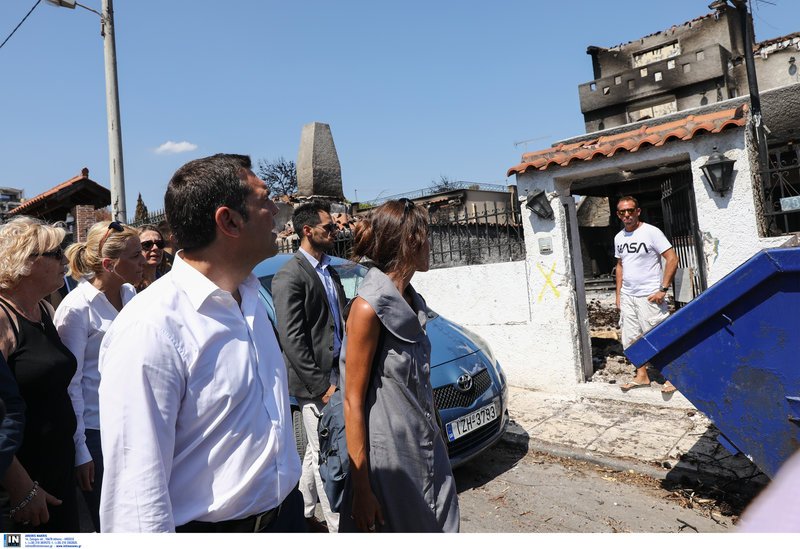 Αμέσως μετά την συνάντησή του με τους κατοίκους στην καφετέρια επισκέφθηκε γειτονιές που επλήγησαν από τη φονική πυρκαγιά