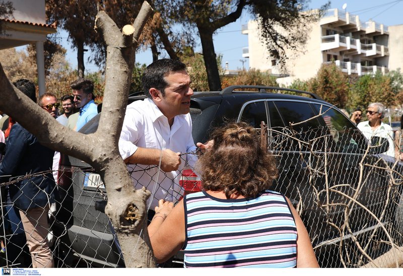 Συνομιλώντας με μια κάτοικο της περιοχής