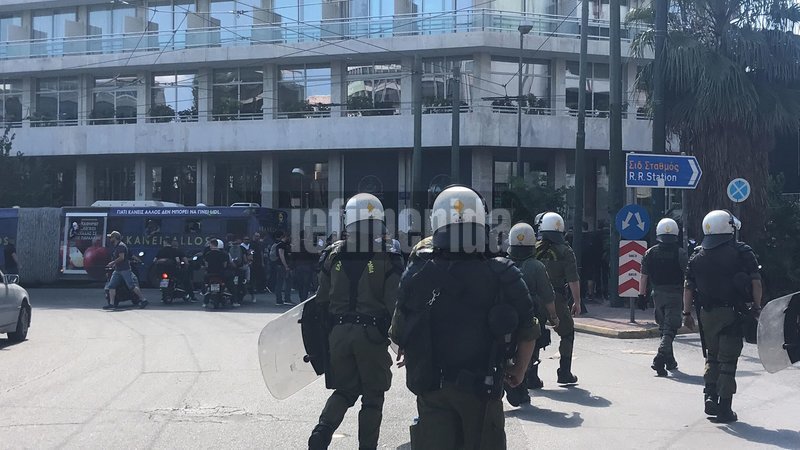 Οπαδοί του ΠΑΟΚ με full face πετούσαν μέσα από τα λεωφορεία μπουκάλια σε αυτοκίνητα στο κέντρο της Αθήνας | iefimerida.gr 0
